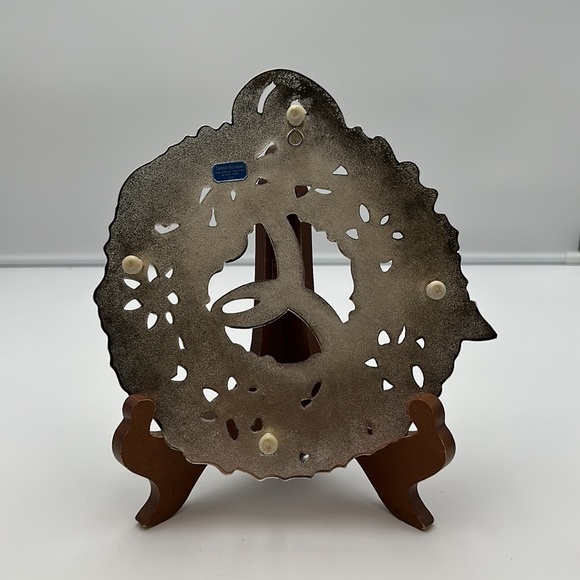 vintage christmas holly wreath metal trivet with red bow - Picture 3 of 16